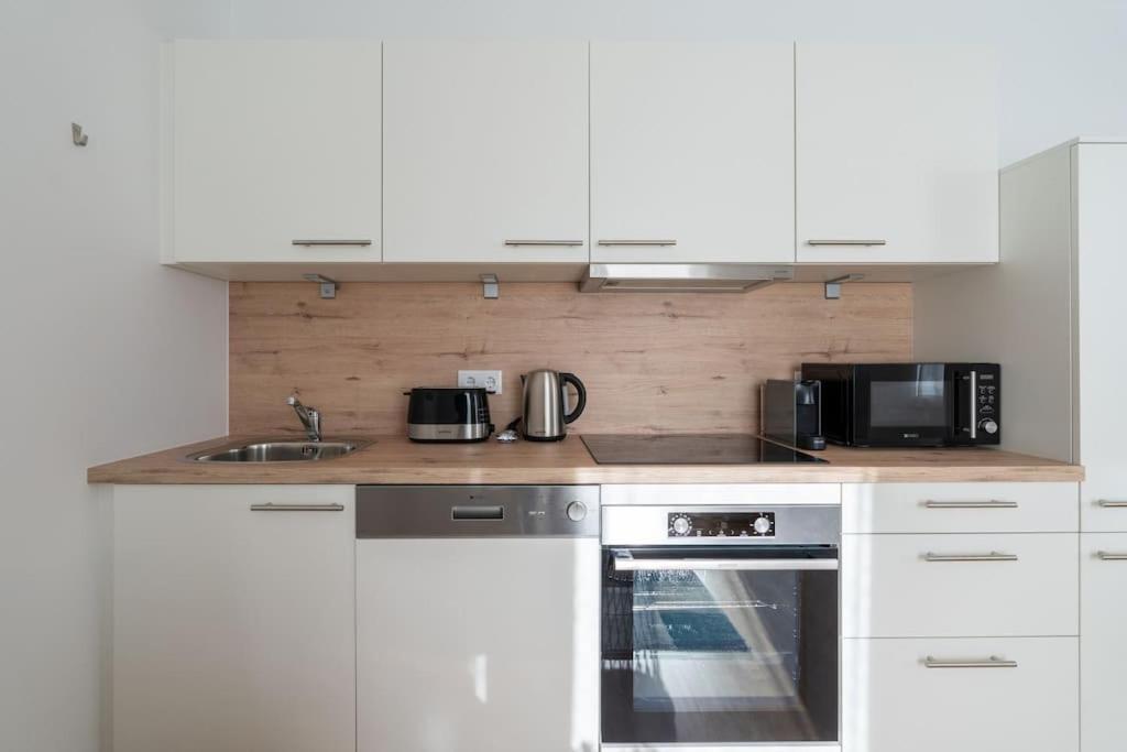 Hm • Sleek 1Br Home With Balcony เวียนนา ภายนอก รูปภาพ