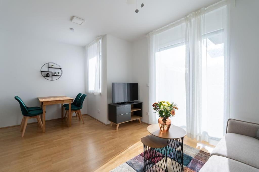 Hm • Sleek 1Br Home With Balcony เวียนนา ภายนอก รูปภาพ
